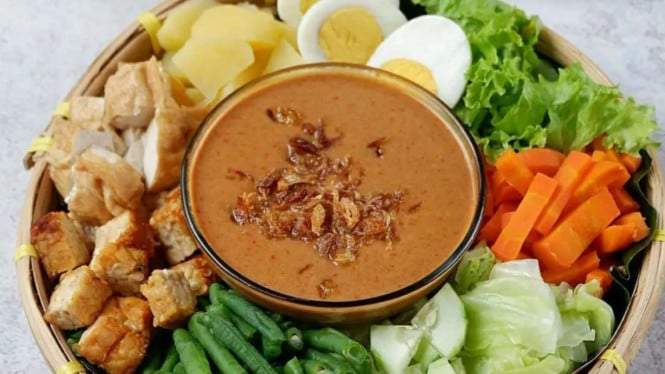 Gado-Gado Siram Dengan Bumbu Kacang Yang Creamy Dan Kental