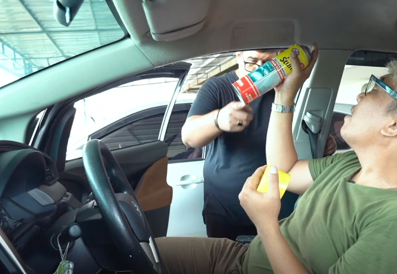 Cara Membersihkan Plafon Mobil Yang Kotor Karena Asap Rokok